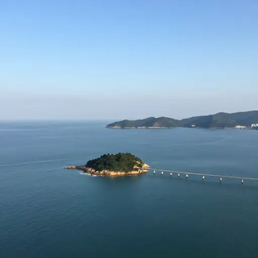这个岛屿通过一座桥与大陆相连。
