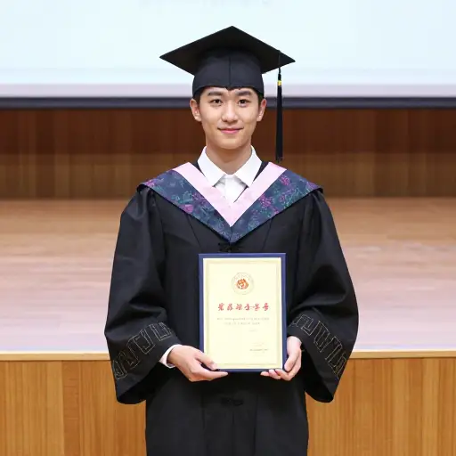 他因优异的学术成就被授予全额奖学金。