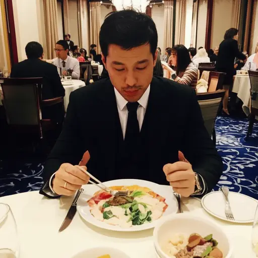 他是个势利眼，从来不和普通员工一起吃饭。
