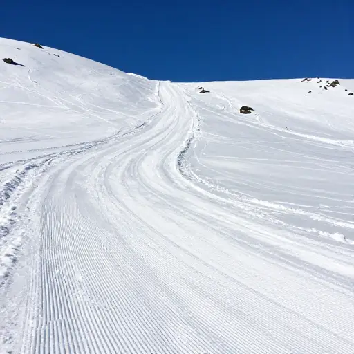 滑雪斜坡上覆盖着新雪。