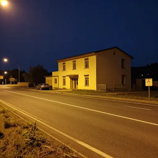 我们在公路边的汽车旅馆过夜，那里停车很方便。