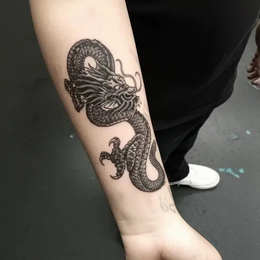 他在手臂上纹了一个龙的纹身。