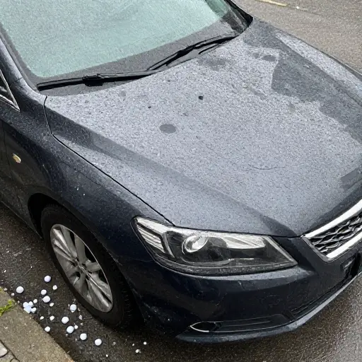 高尔夫球大小的冰雹在暴风雨中砸凹了我的车。