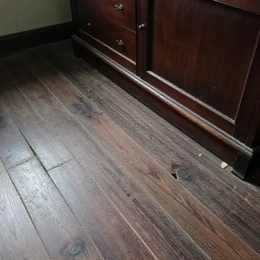 沉重的家具压得旧地板嘎吱作响。