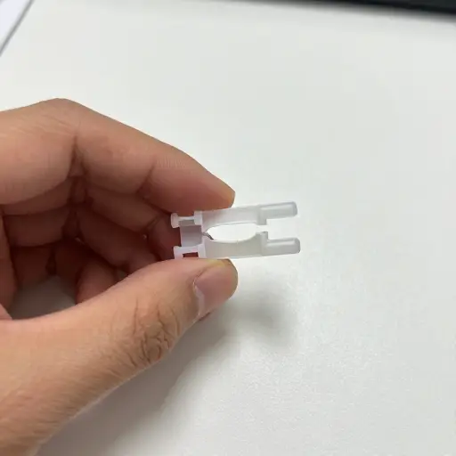 这些塑料部件无需工具就能啪的一声组合在一起。