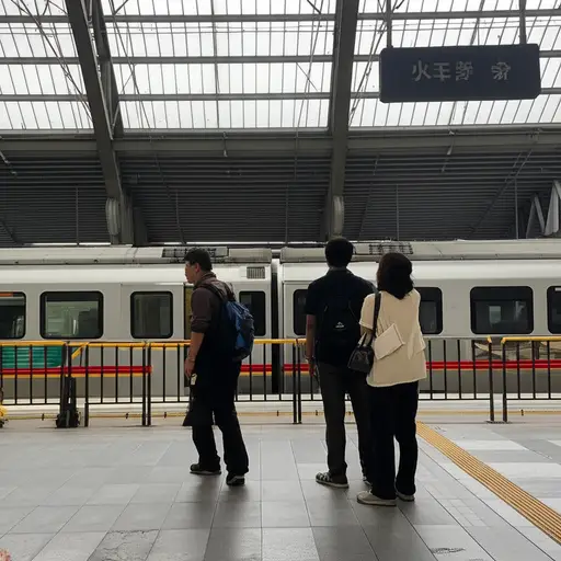 我们在火车站寻找出口。