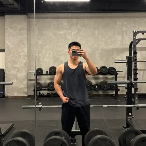 在比赛中创下个人纪录后，这位举重运动员连续几天在社交媒体上不停地夸耀自己的表现。