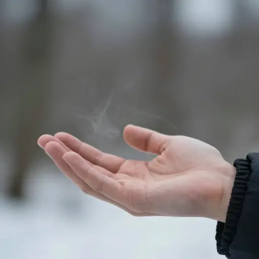 摸摸我的手有多冷！