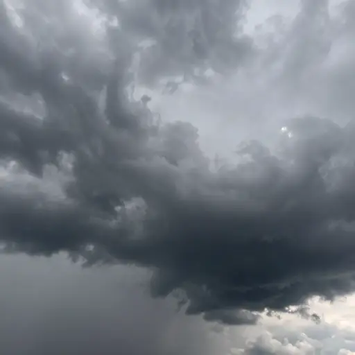 暴风雨临近时，天色逐渐变暗。
