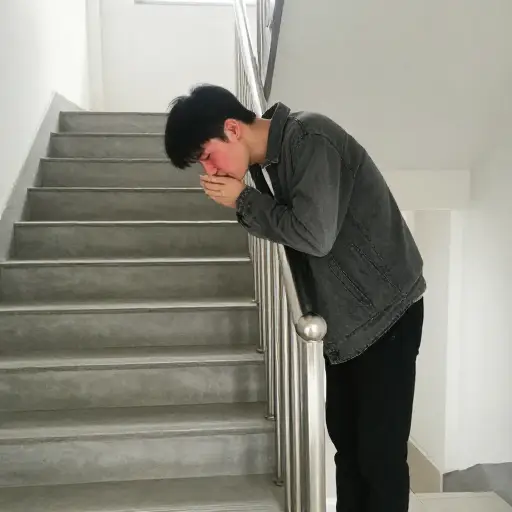 爬了五段楼梯后，他需要停下来喘口气。