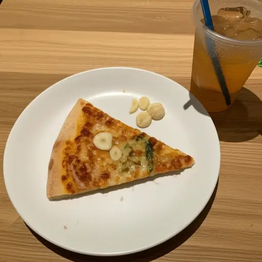 我不喜欢披萨上的大蒜。