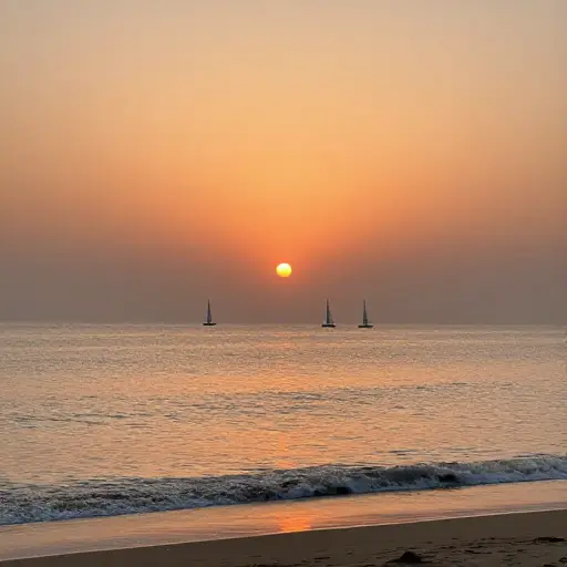 夕阳把海面染成一片橘金色，远处白帆点点，安静得只能听到海浪声。