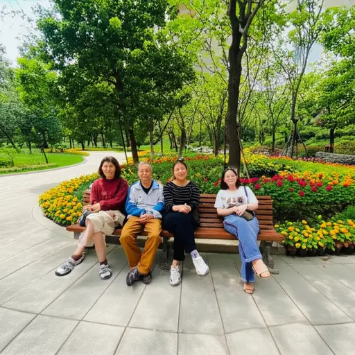 我们在公园的长椅上休息了一会儿。