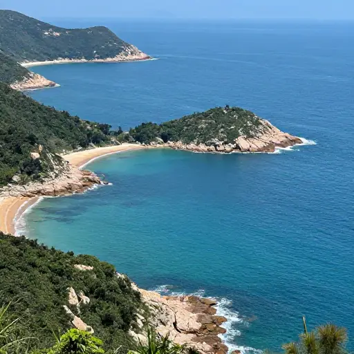 这里的海岸线不规则，有许多海湾和半岛。