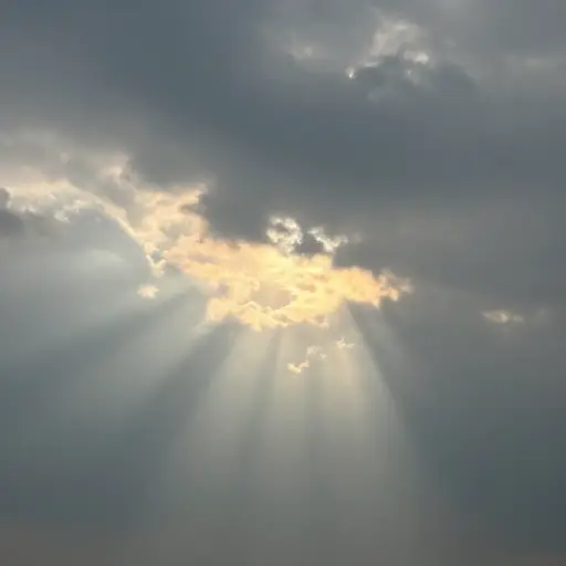 一束阳光突破了浓密的云层。