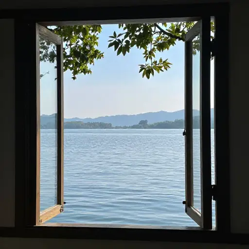 这扇窗户面向湖景。