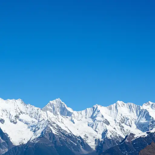 远处的山峰被白雪覆盖。