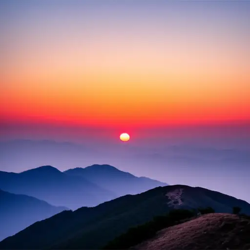 看啊，太阳正从山后升起！