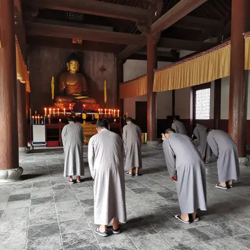 在寺庙里，信徒们跪下以示虔诚。
