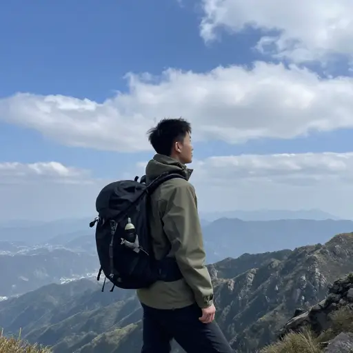他是户外型的人。