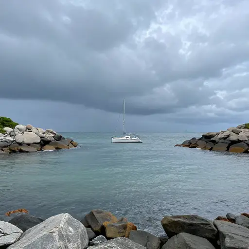 在避风的小海湾里，他们决定抛锚停船，等待强风平息。