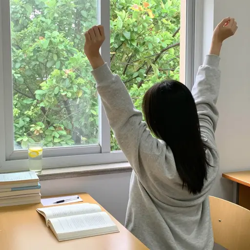学习期间定时休息可以缓解精神疲劳，提高记忆效果。
