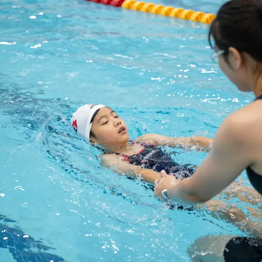 学习游泳需要练习和时间。