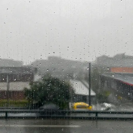 外面雨下得很大。