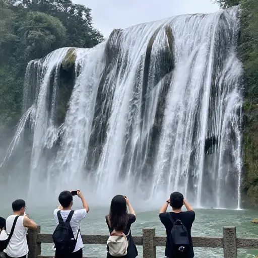 游客们纷纷在那道瀑布前拍照，它的落差超过百米。