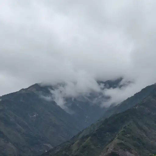 山脉会阻挡气流，导致云层形成和降雨。