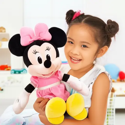 小女孩最喜欢她的米妮玩偶。
