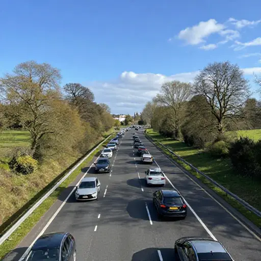 在M11公路剑桥以南的一段五英里长的路段上，交通完全停滞。