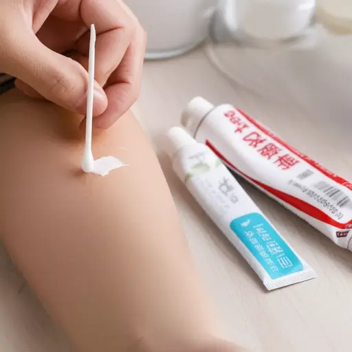 医生建议在伤口上涂抹药膏以防感染。
