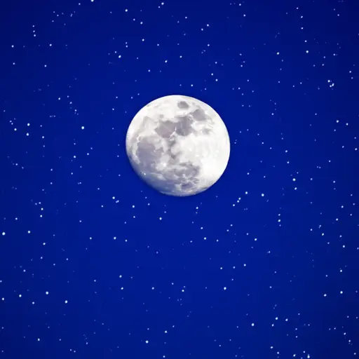 月亮在夜空中看起来是圆的。