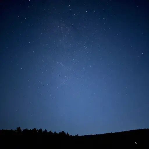 在晴朗的夜晚，星星可以用肉眼看到。