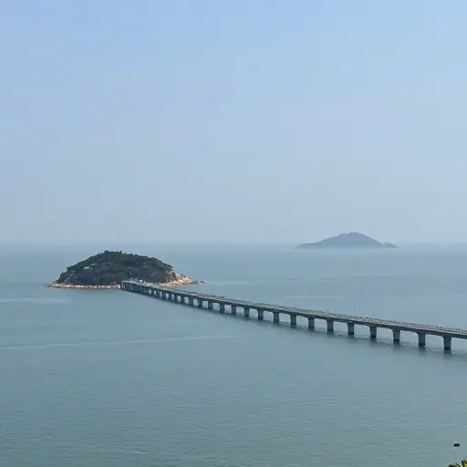 这座桥连接着岛屿和大陆。