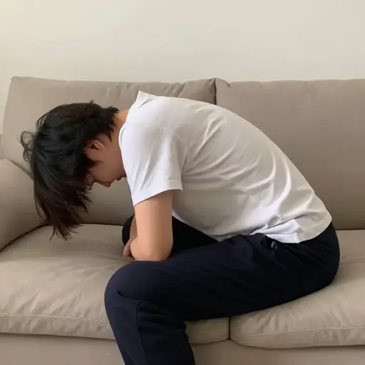 别在沙发上懒散地坐着，坐直一点！