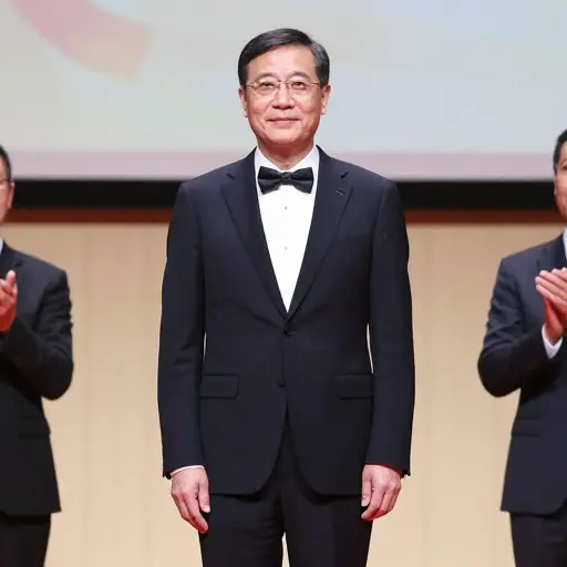 尽管他成功了，但本质上依然谦逊。