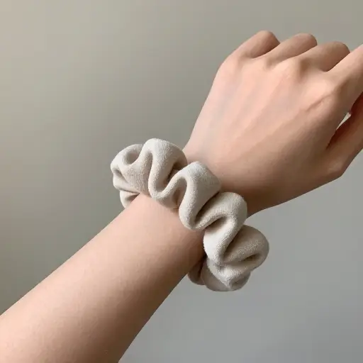 她总是在手腕上套一根发圈。