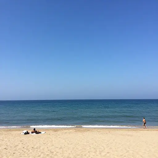 总之，我们在那里度过了一个悠闲的假期，天气晴朗，海水温暖湛蓝。