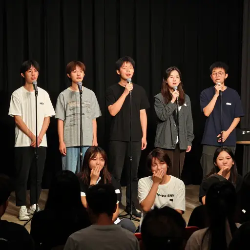许多没有天赋的人认为他们会唱歌并参加试演，但其他人嘲笑他们。