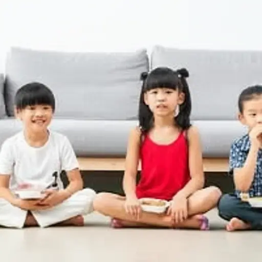 那些小淘气又把我藏起来的零食找出来了。