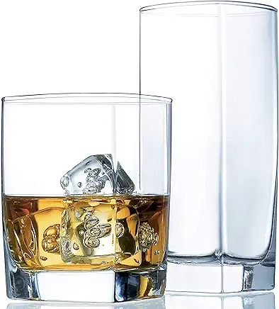 冰块在玻璃杯里发出清脆的声音。