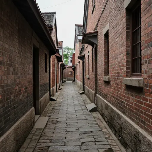 市场后面那条窄巷，'小偷巷'，这是大家过去那么叫的。