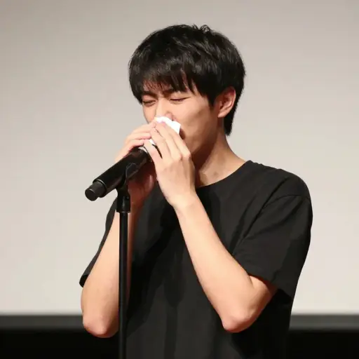 由于感冒，他用更低的音调唱歌。