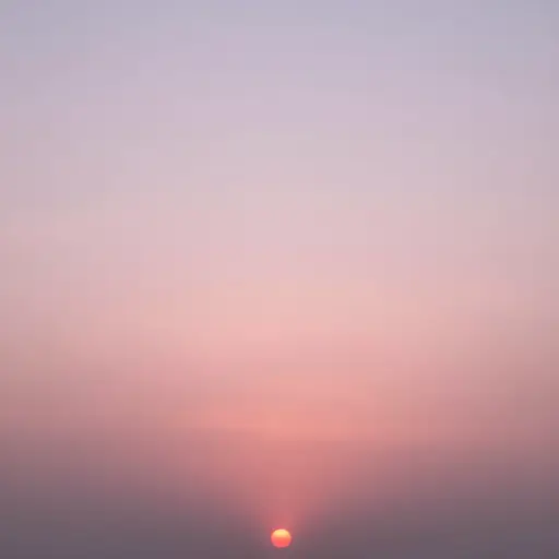 太阳落山时，在天际留下了一抹精致的粉色光晕。