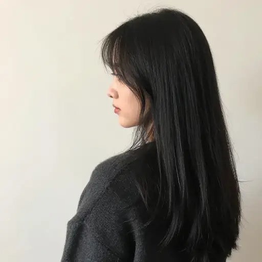 她留着长发。