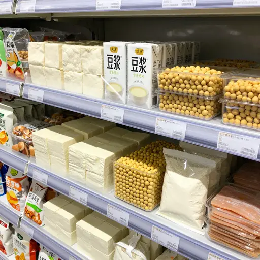 我们提供各种大豆产品，包括能量棒和涂抹酱。