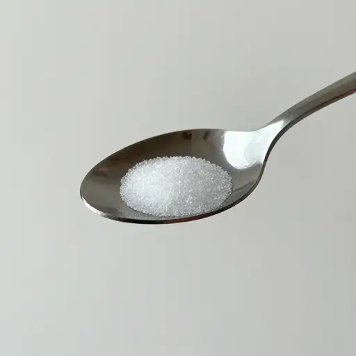 勺子上还留有一粒微小的糖。