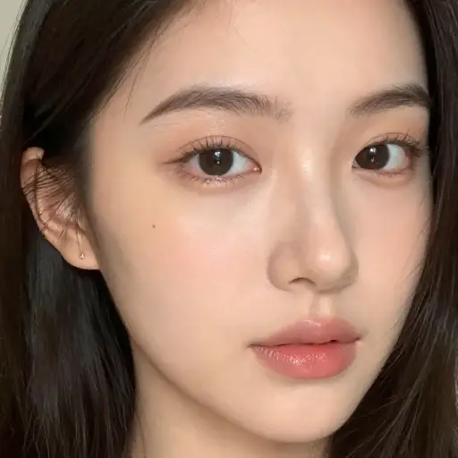 虽然化了妆，但她皮肤天然的光泽依然清晰可见。